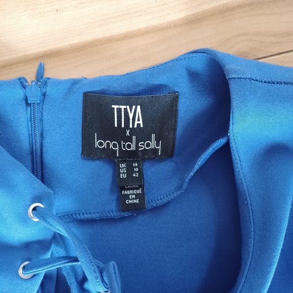 Gorgeous Fitted Dress - Picture 2 of 2